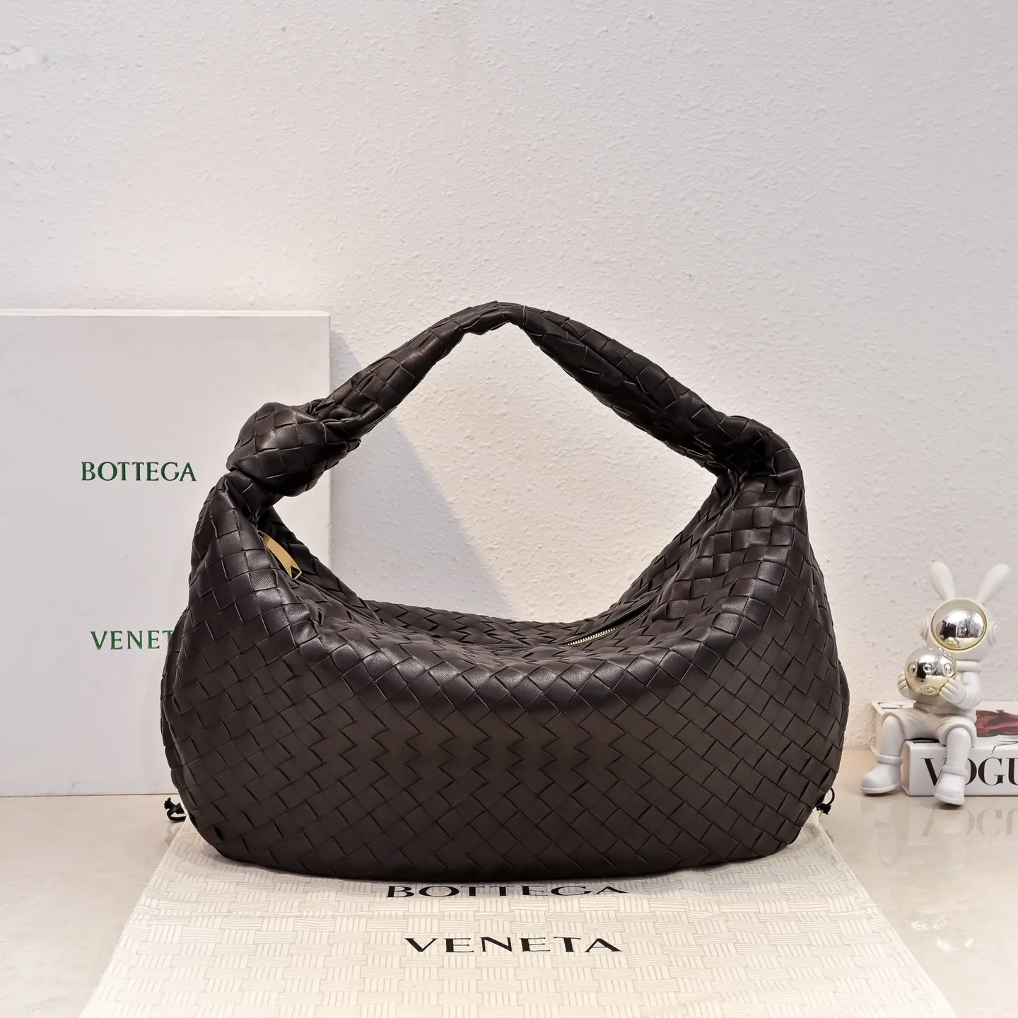 Batch 2360 #JODIE Oversized size comes out~ The shape is still the same fashionable and good-looking. It is made of classic sheepskin weaving. The iconic weaving has always been the most proud design of BV. The soft shape is super suitable for concave shapes~ Not only the size has been changed, but the quality details are also more refined. The shape is more round and Q. The large size has more styles. It is not only practical and can fit everything, but also can carry Jodie’s fashionable concave shape. It is really practical and fashionable. It is awesome in capital letters!  Size: 54*50*20cm Model: 6699